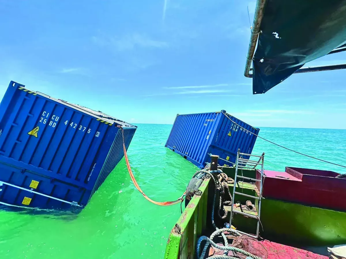 天使輪高雄外海沉沒 600 貨櫃持續南漂