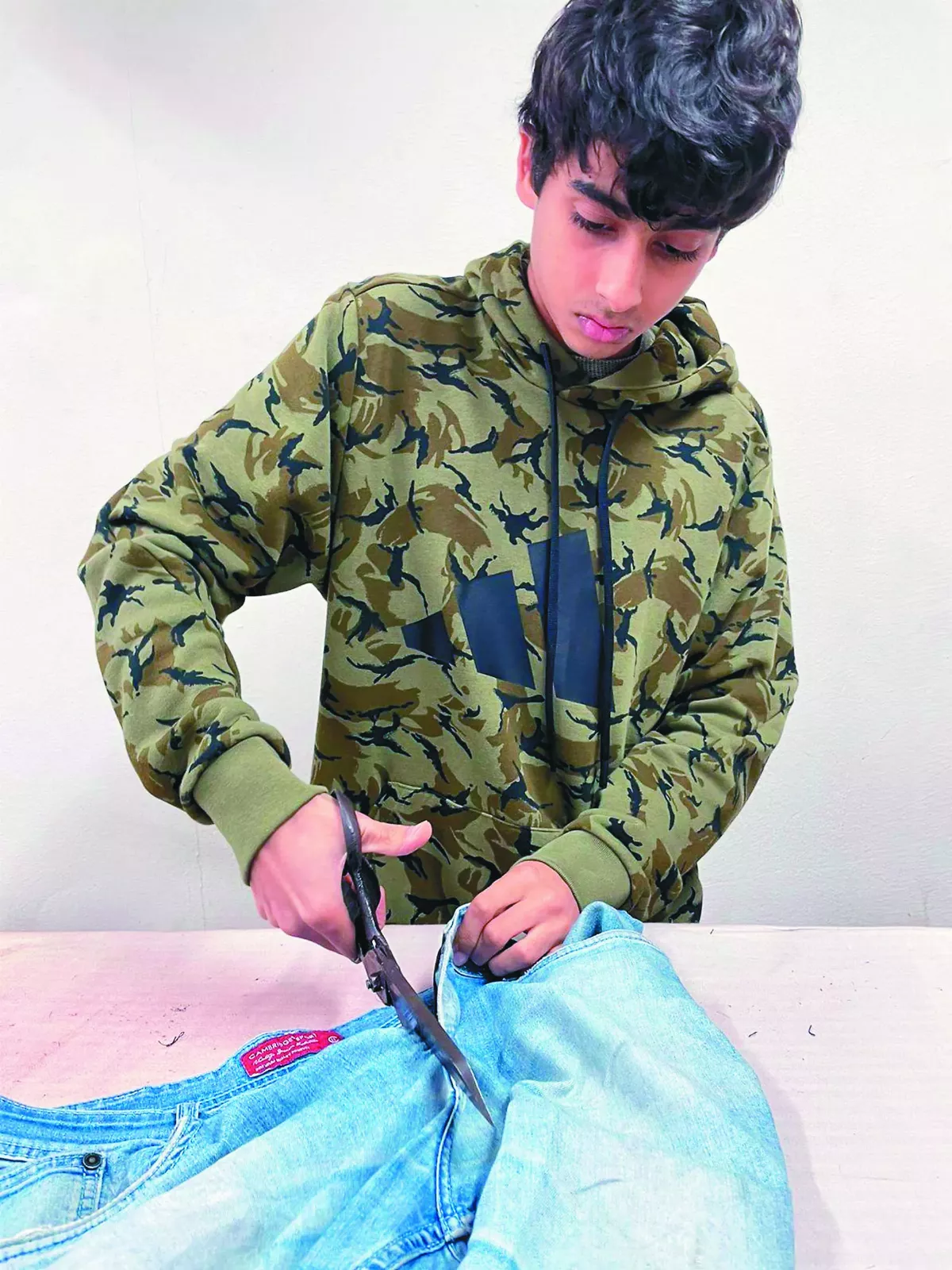 8000條廢牛仔褲 變遊民睡袋