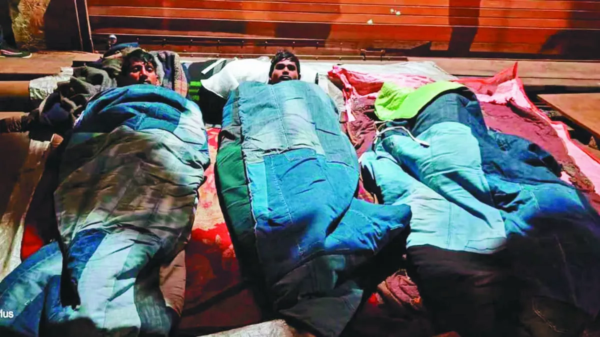 8000條廢牛仔褲 變遊民睡袋