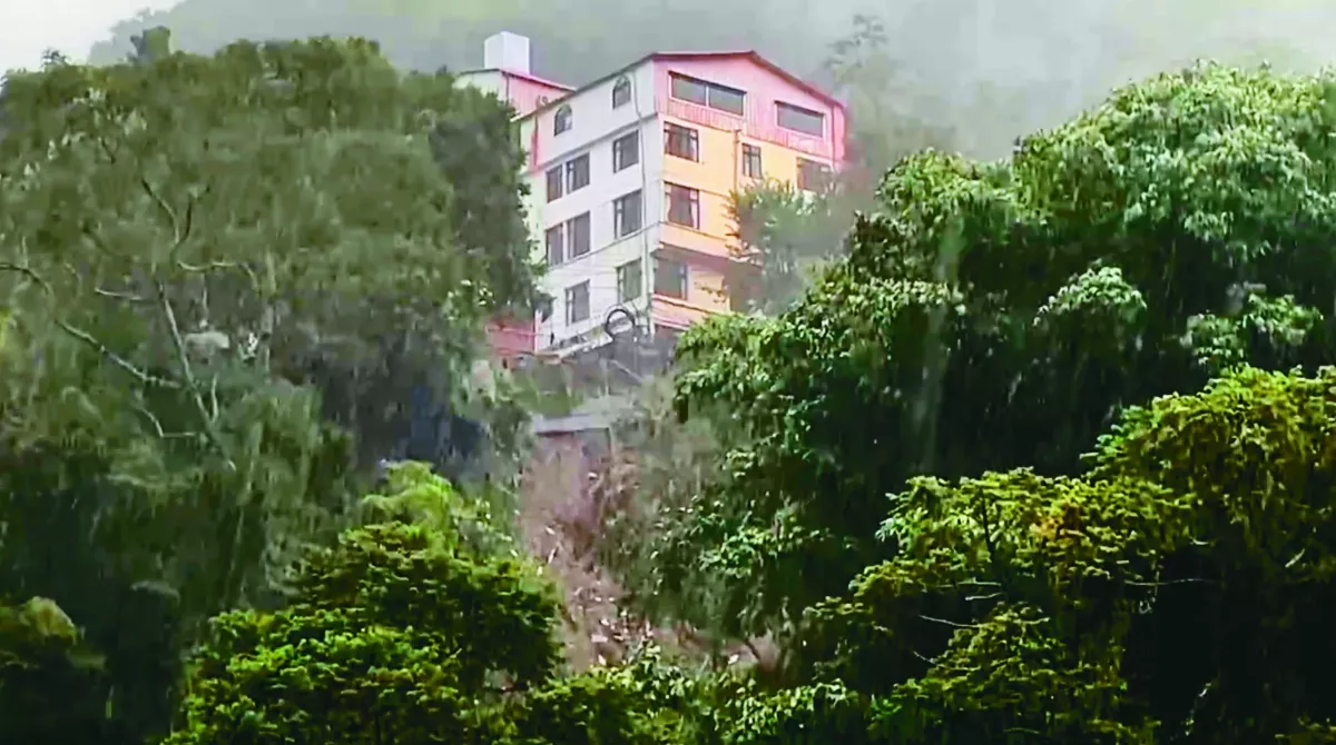 強降雨炸中南部 掏空飯店地基