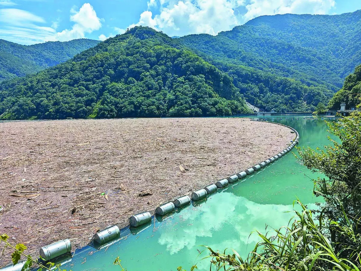 霧社水庫布滿漂流木 困住救難艇