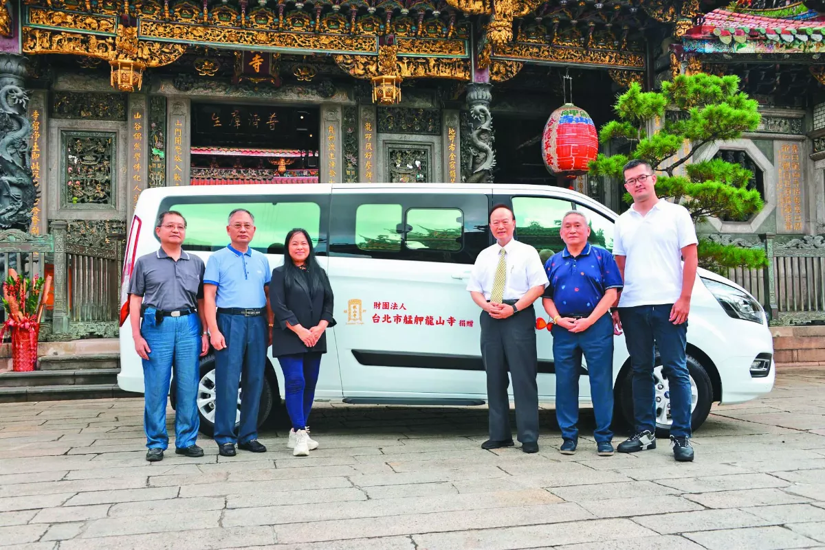 艋舺龍山寺  贈關愛基金會福祉車