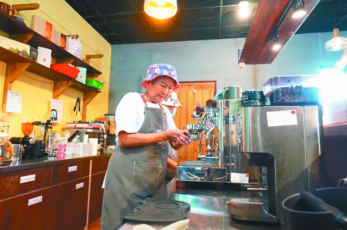 72歲社會新鮮人  學用咖啡機