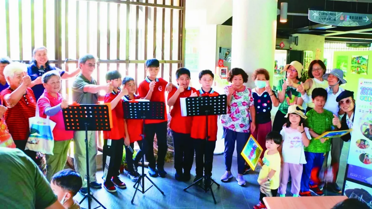 學童吹口琴社區巡演  長輩好開心