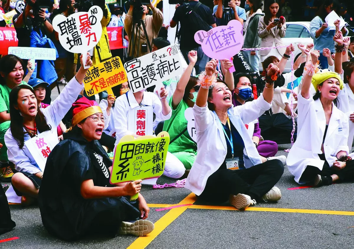 醫護上街頭 抗議過勞又低薪