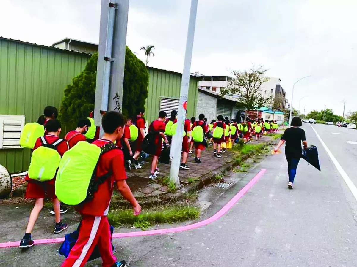 讀宜蘭龍潭國小才有 校長自費 送學童反光防水書包套