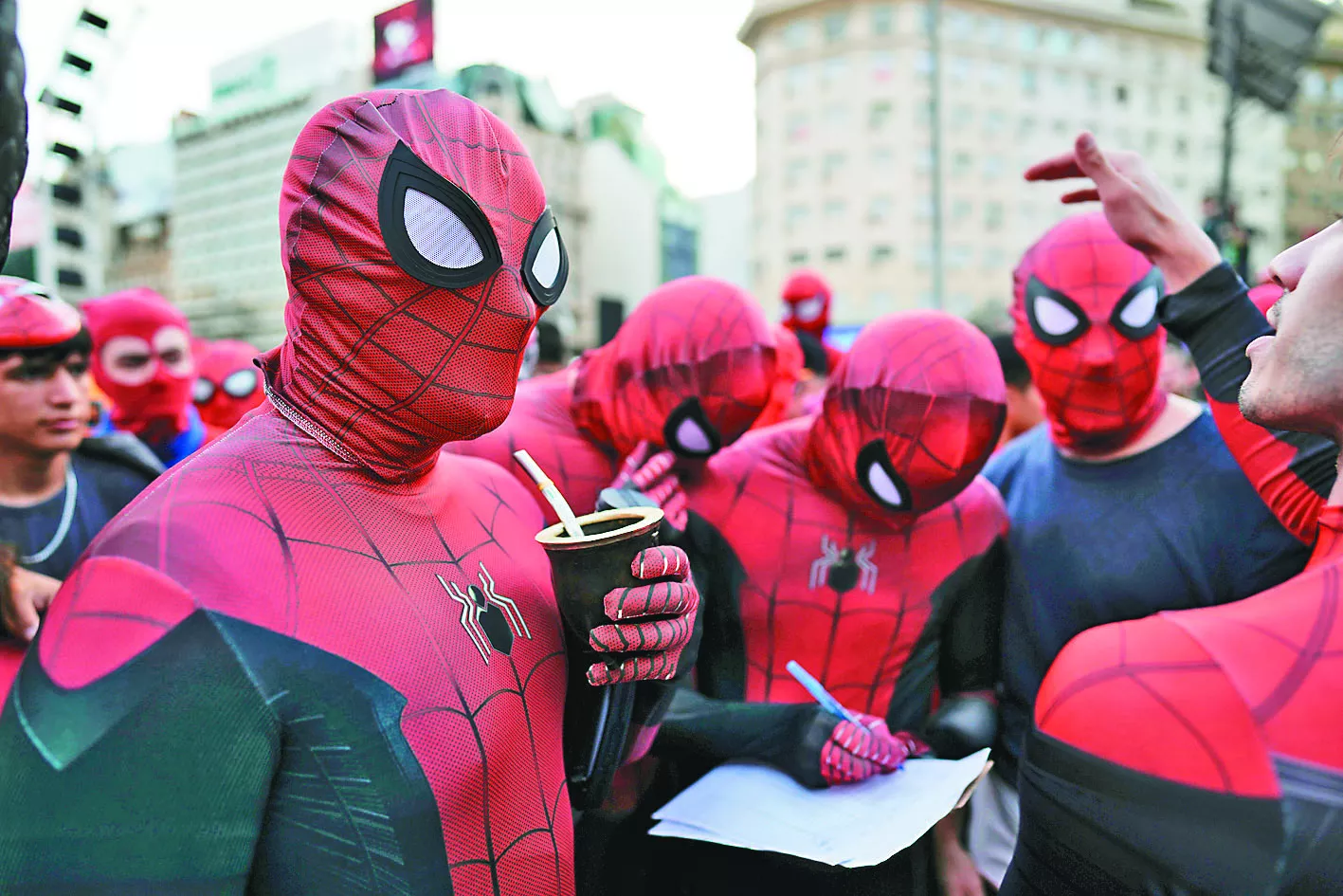 上千鐵粉齊聚 扮蜘蛛人盼創紀錄