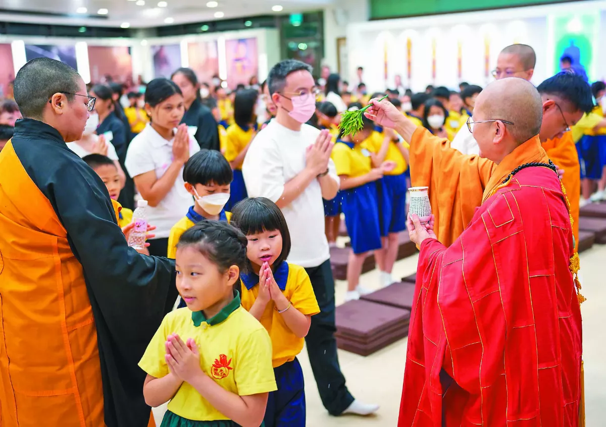佛學班接引親子 新加坡112童成佛子
