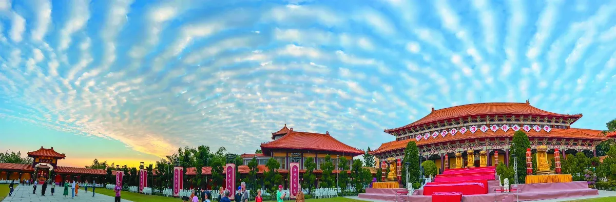 諸佛海會 佛光山上結祥雲