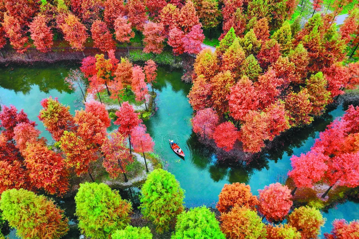 人在湖中央