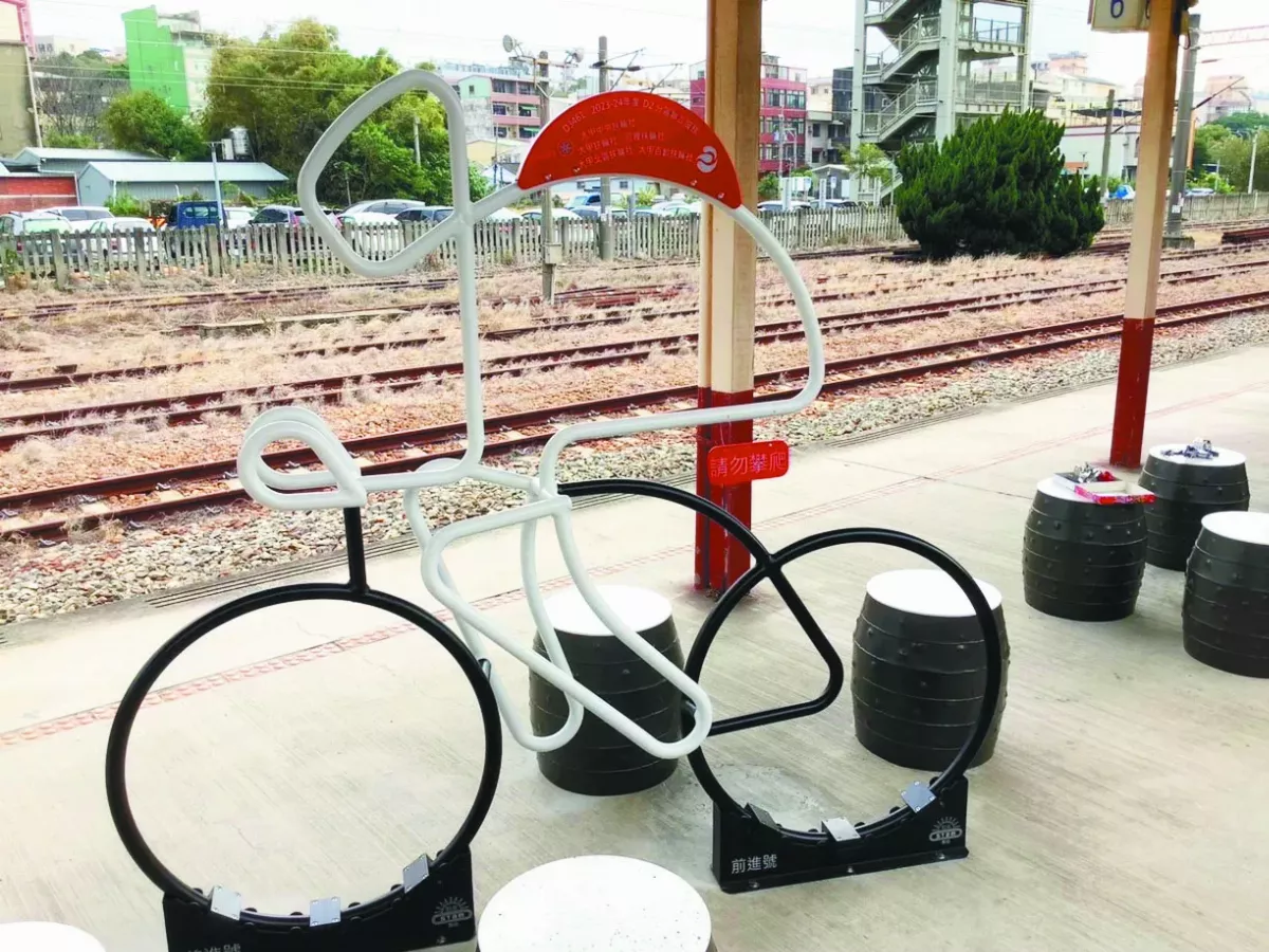 大甲火車站 造型候車椅  夢想前進