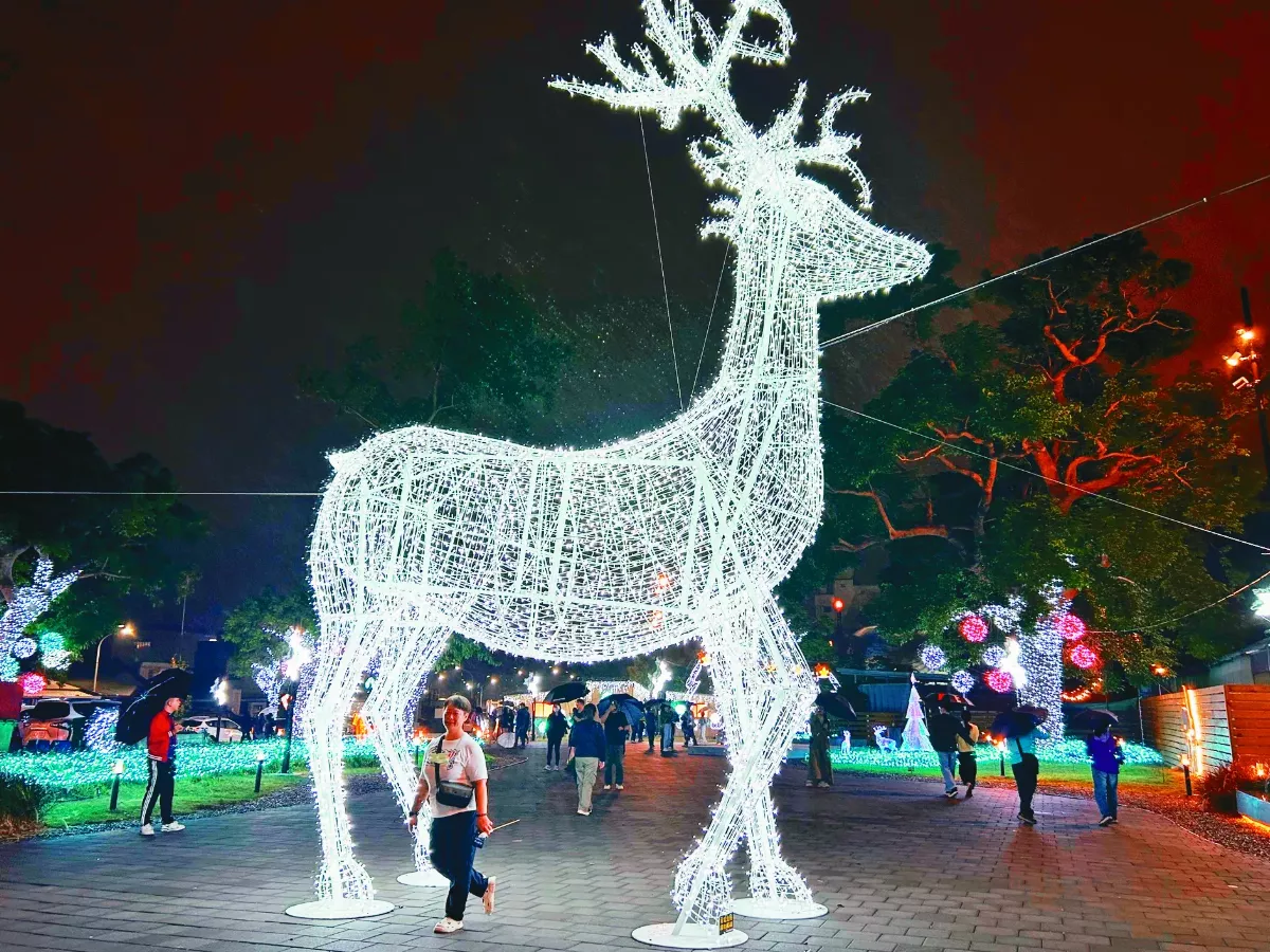 鐵花燈祭  巨型麋鹿攬客