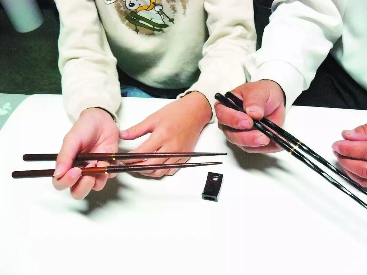 金屬筷子無裂縫  病菌不易滋生