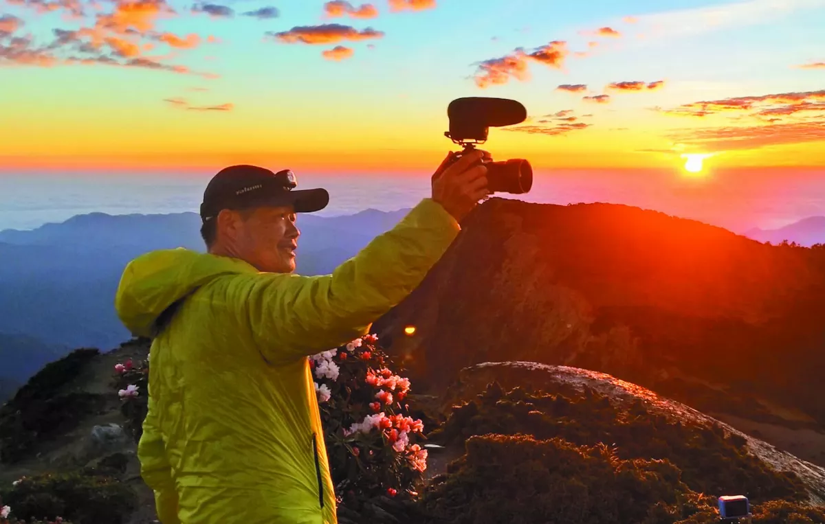 他背著攝影鏡頭 縱走台灣屋脊