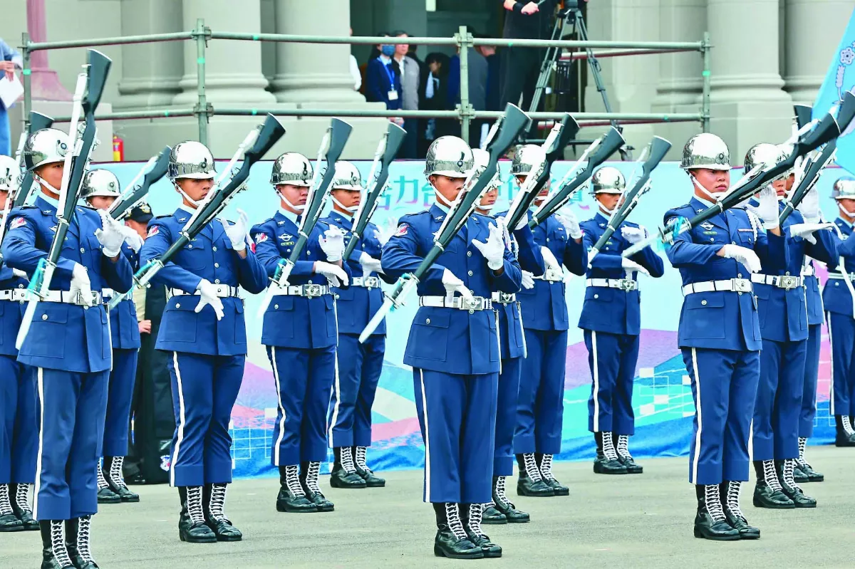 三軍樂儀隊彩排 操槍技巧精湛