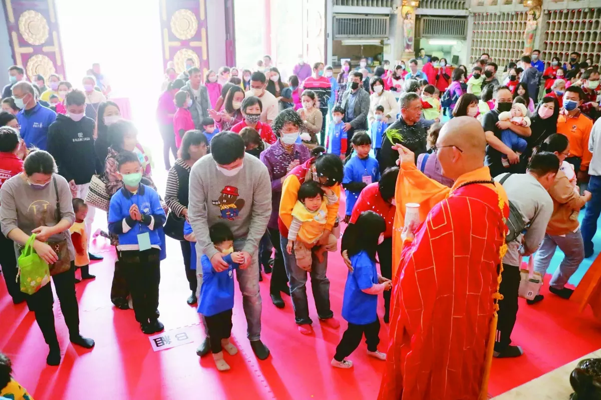 升旗、佛光寶寶祝福禮 圓福寺歡慶元旦