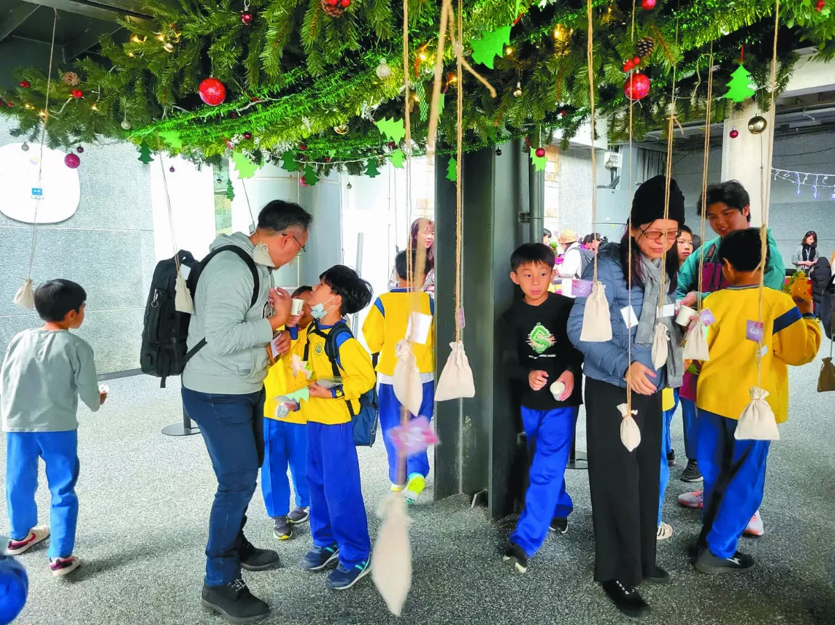 中藥系前進國美館 推廣藥材知識