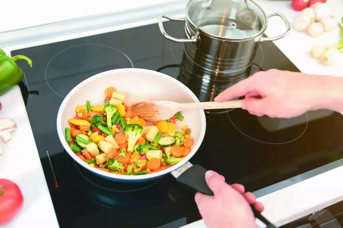 不沾鍋裡外常清潔 炒菜少油煙不傷肺