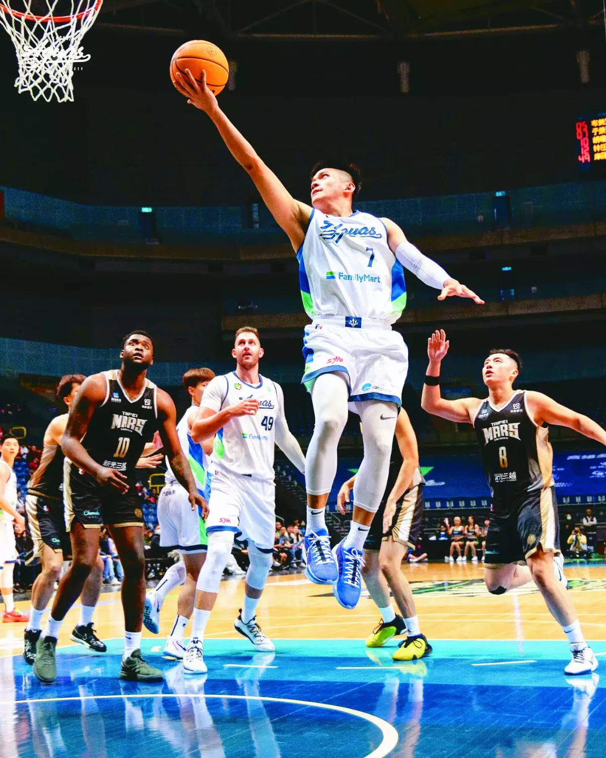 NBA卡森斯 明披T1雲豹戰袍
