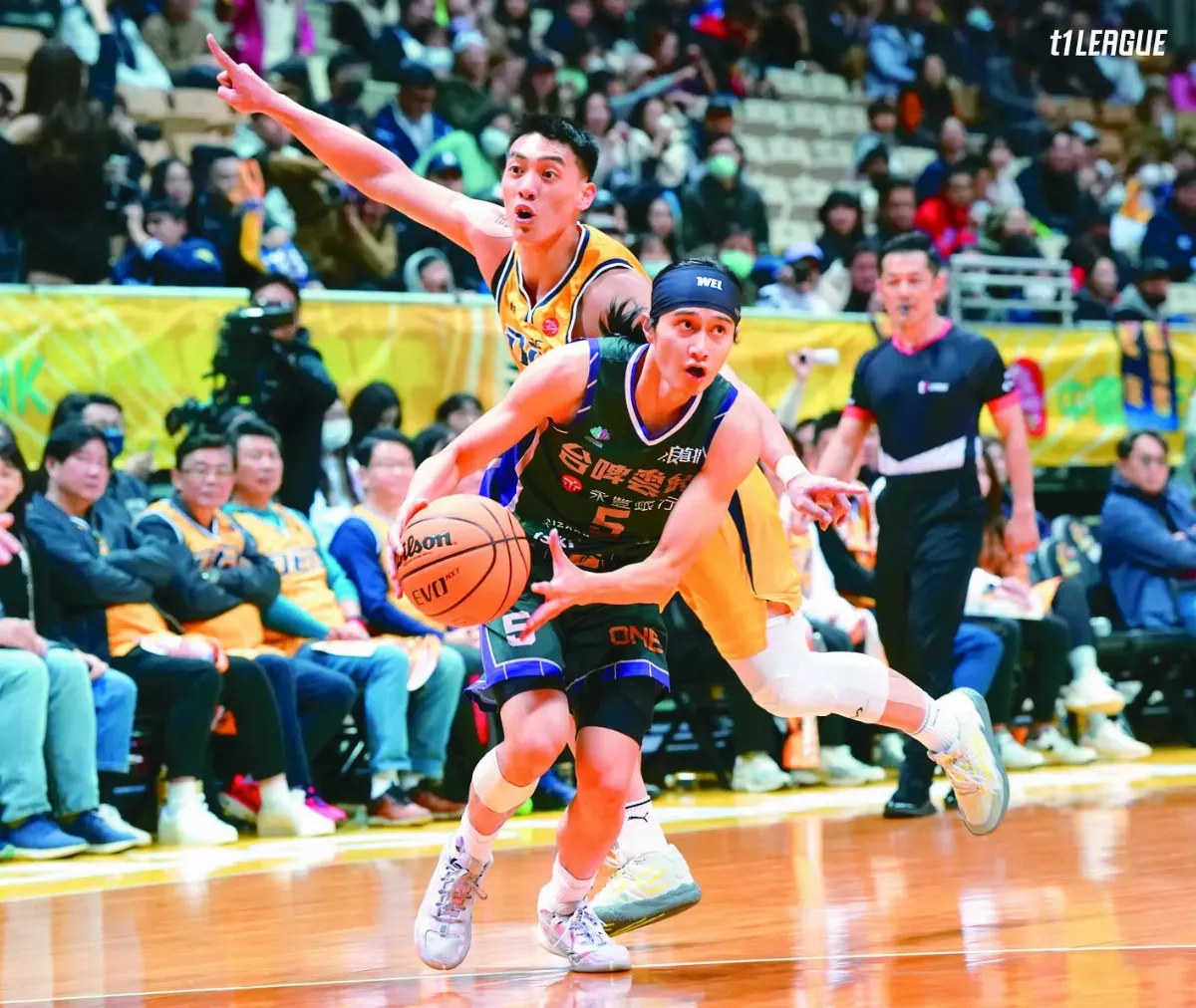 NBA卡森斯 明披T1雲豹戰袍