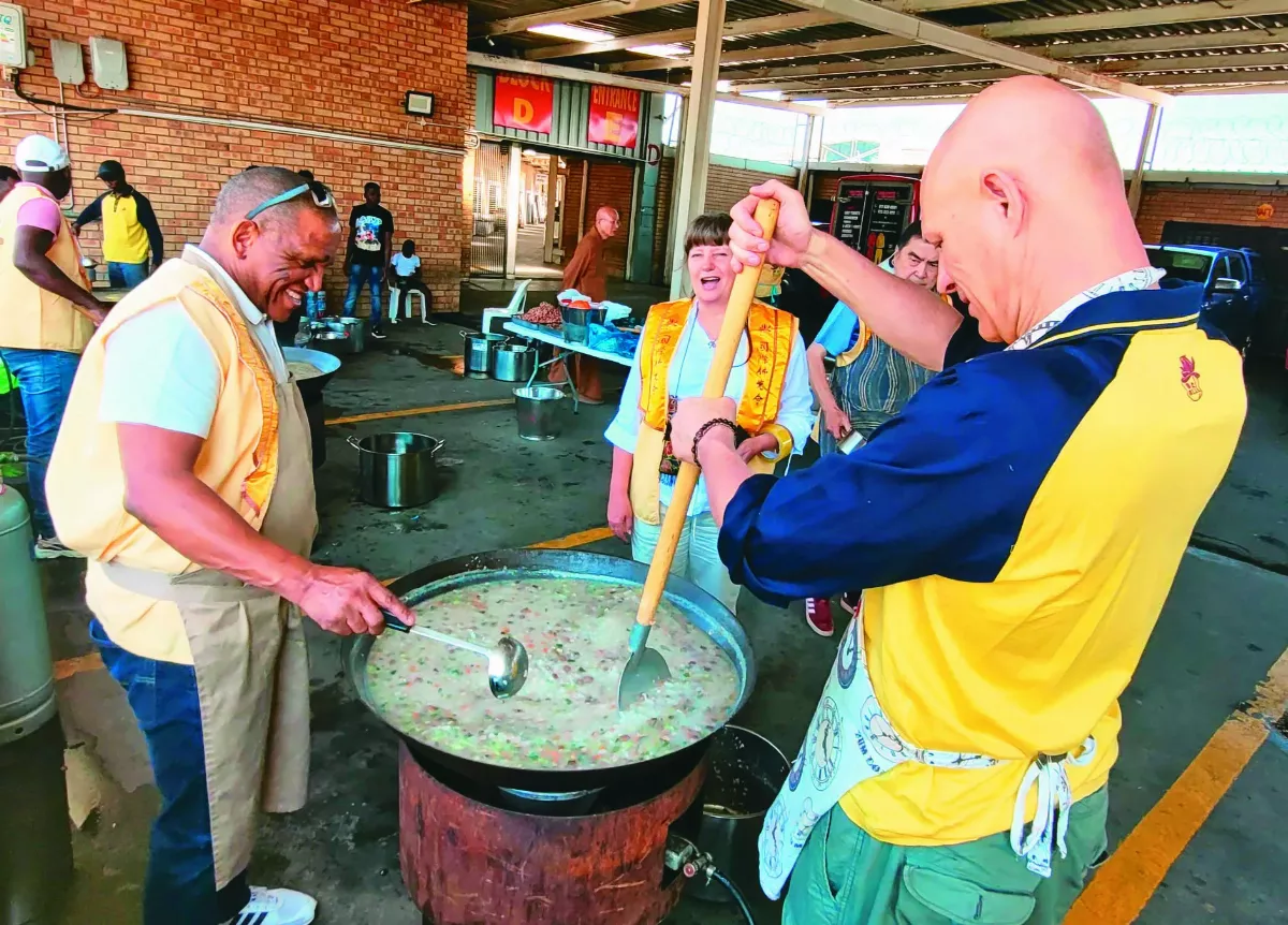 南非弘法本土化 贈粥、濃湯祝吉祥
