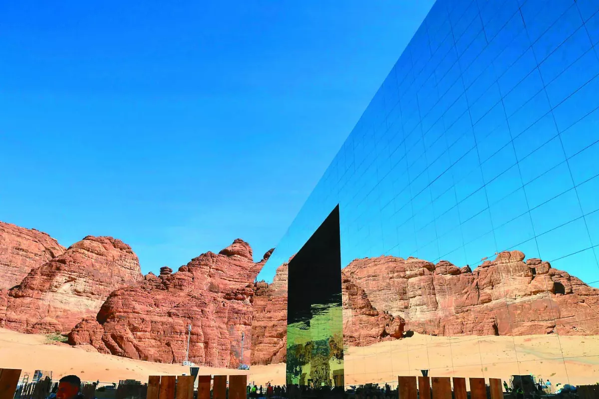 最大鏡面建築 藏身大漠 