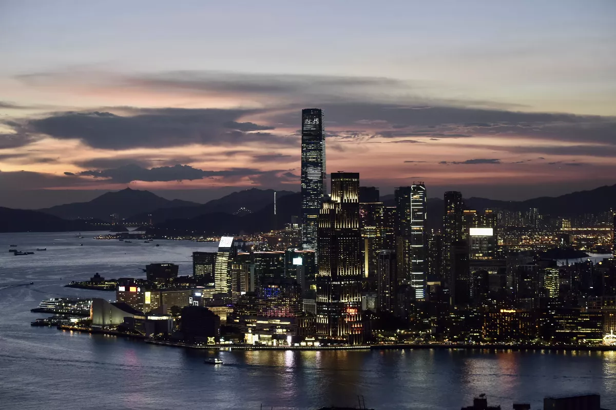 社論--香港孤島化