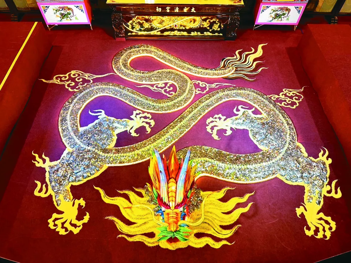 錢龍有春  一元硬幣排成
