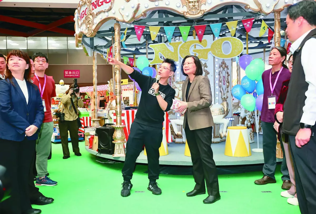 青花龍遊書海 台北書展創意多