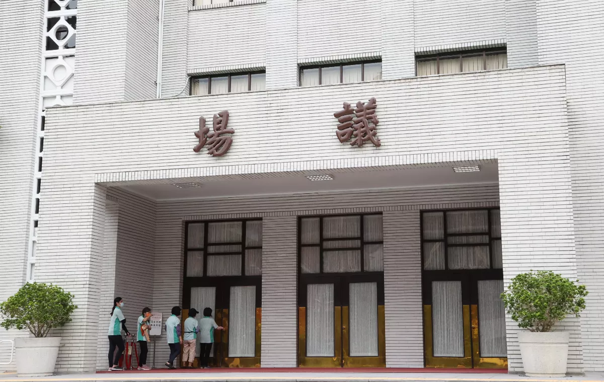 社論--合拍的巴掌才勵志