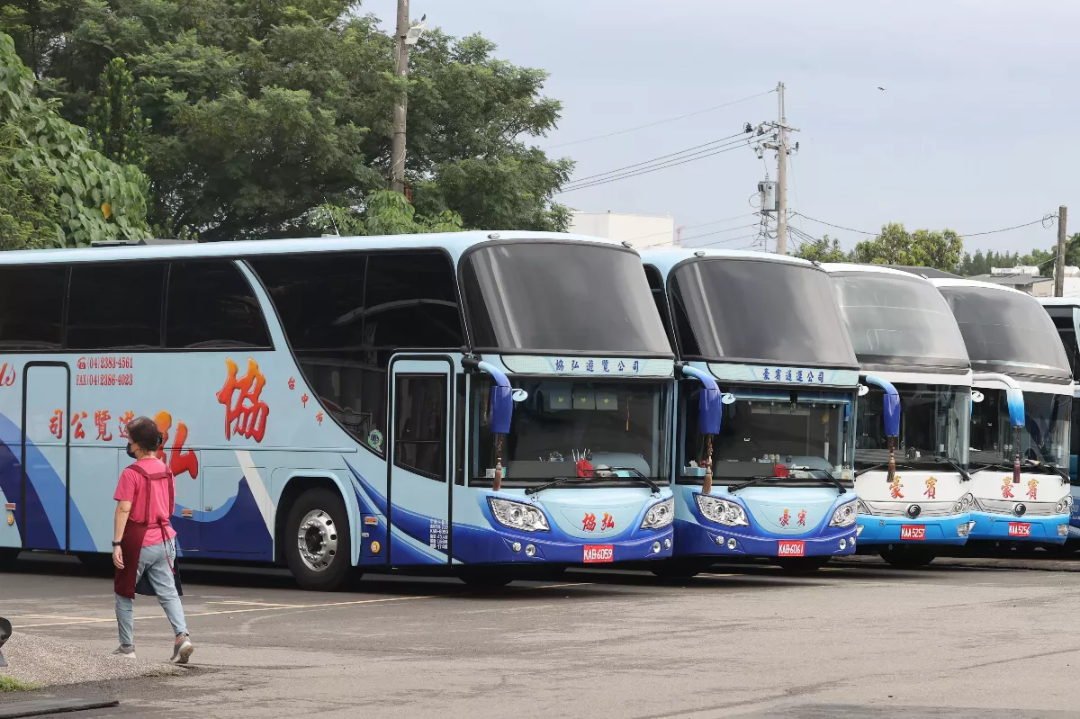 遊覽車事故創新高 半年嚴重違規3次將召回訓練