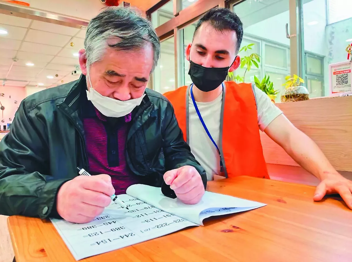 美青年來台當義工  陪伴長者