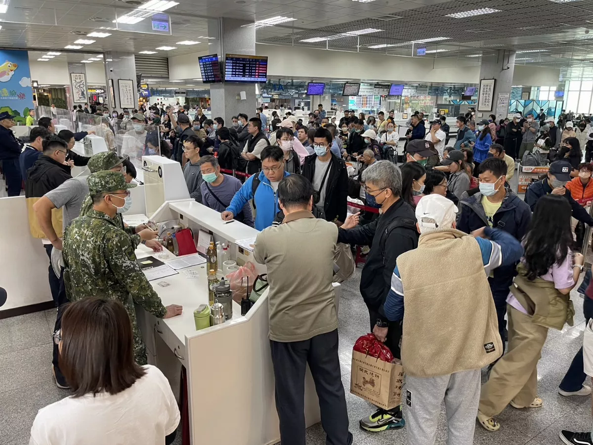 霧鎖金門 空軍出動7架次C-130疏運471人