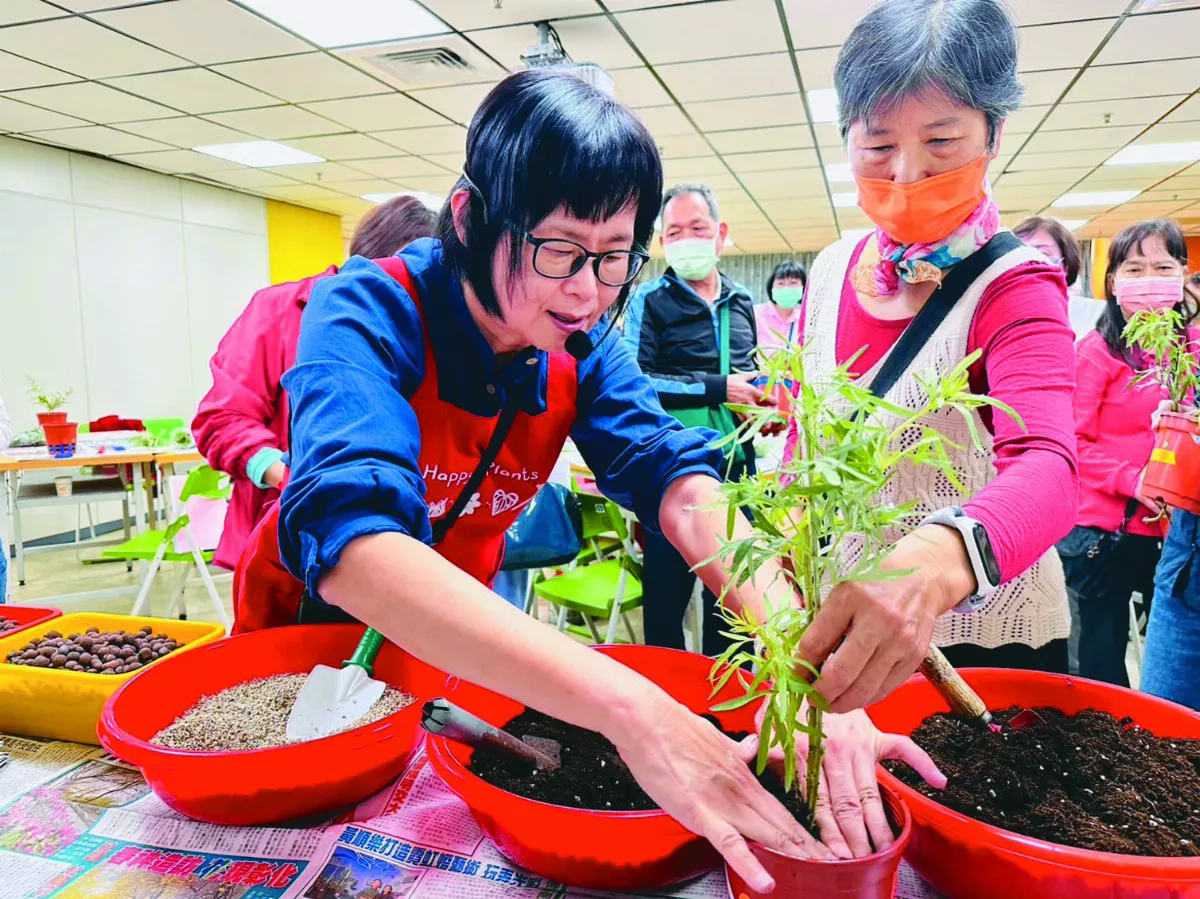 關懷獨老  長青義工送綠到家