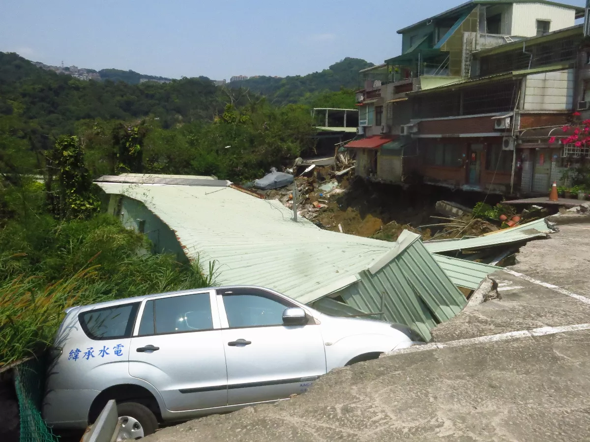 新店山區房屋塌陷 13住戶緊急撤離