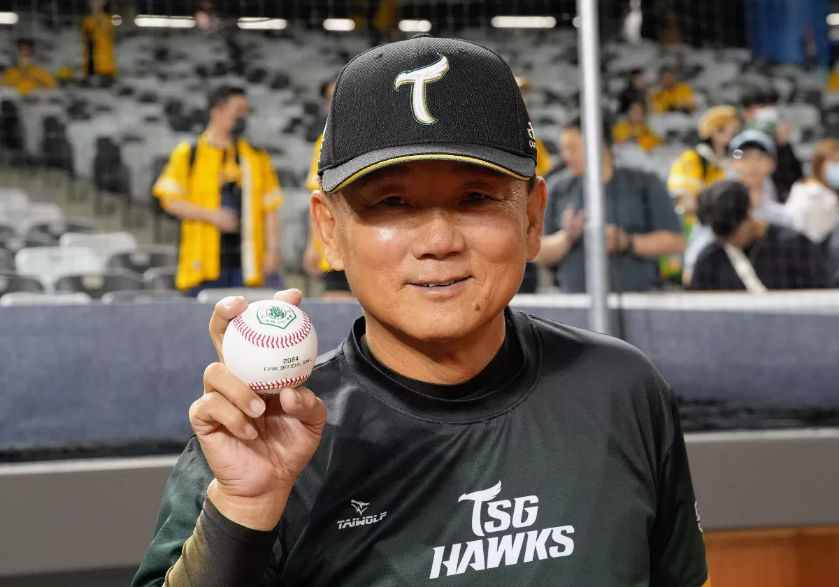 中職／雄鷹首戰在客場 主場開幕戰端紀念比賽用球