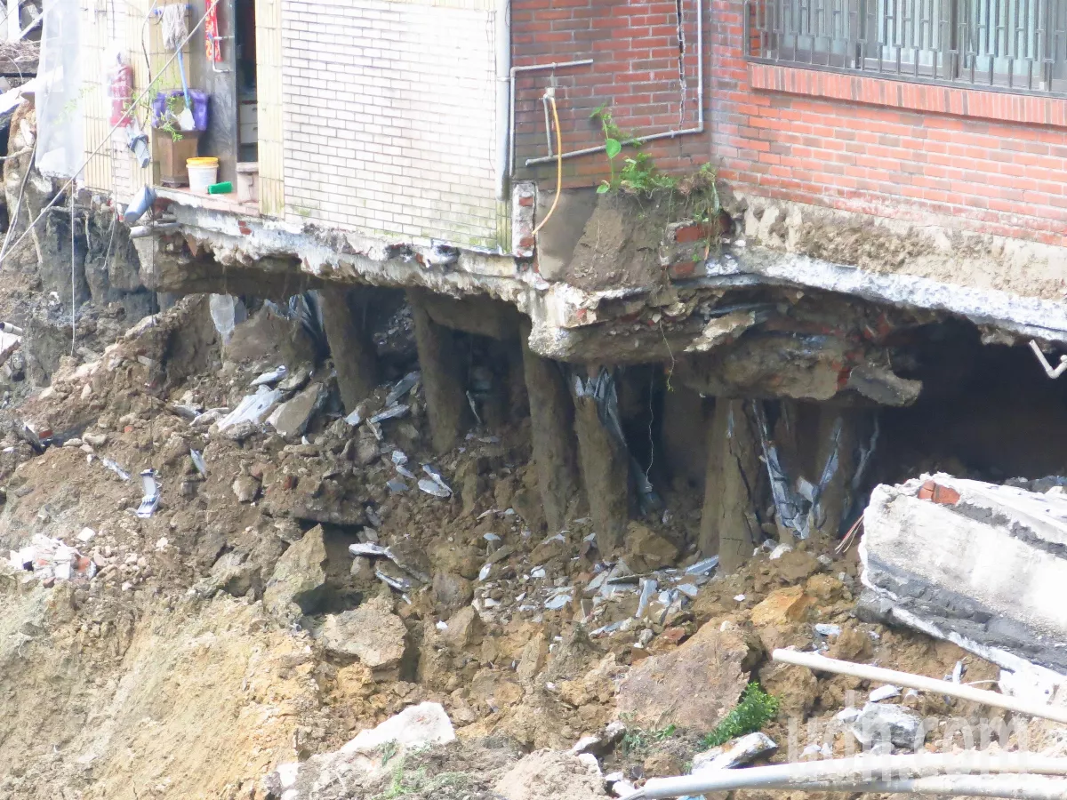 新店8房下陷幾懸空　 新北連夜火速拆除違建