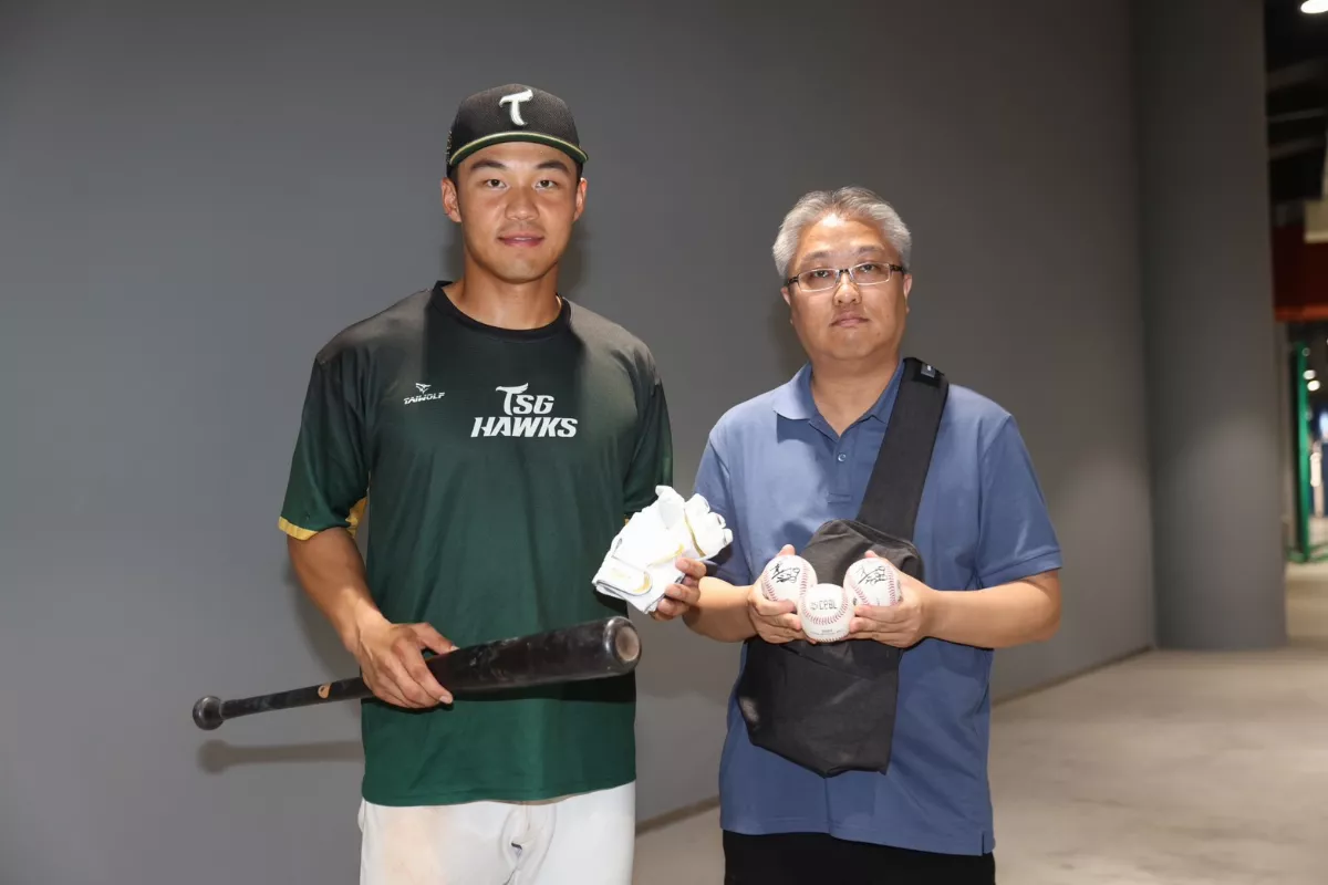 中職／幸運球迷撿到雄鷹首轟球 換到大王實戰球棒