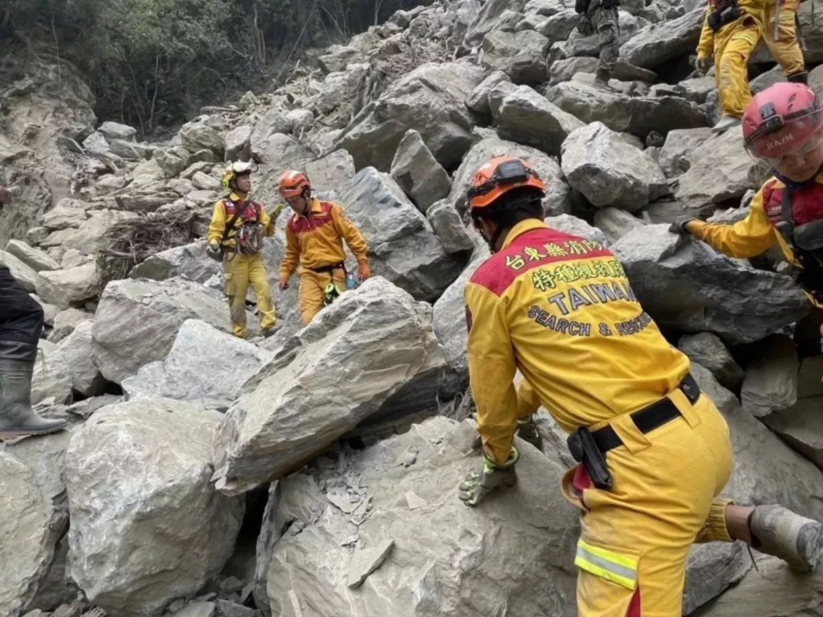 砂卡礑步道發現兩具遺體 巨石壓埋改採重機具挖掘