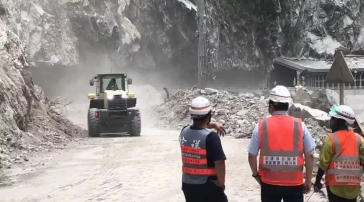 台8線中橫公路西端搶通 天祥受困民眾陸續下山