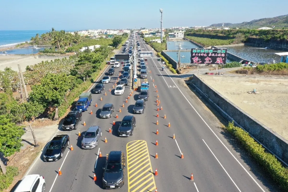 台1線轉南迴路段昨爆量 明後天北返車朝將湧現
