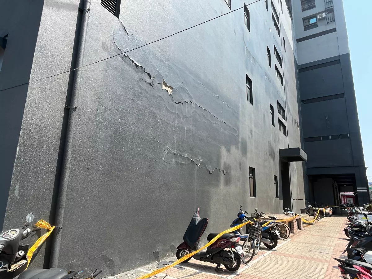 嘉義公寓大廈因餘震側牆塗料剝落 建築結構安全