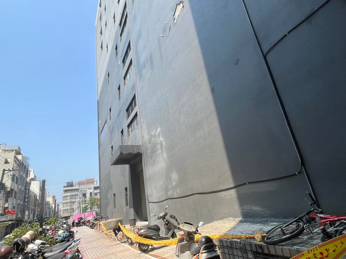 嘉義公寓大廈因餘震側牆塗料剝落 建築結構安全