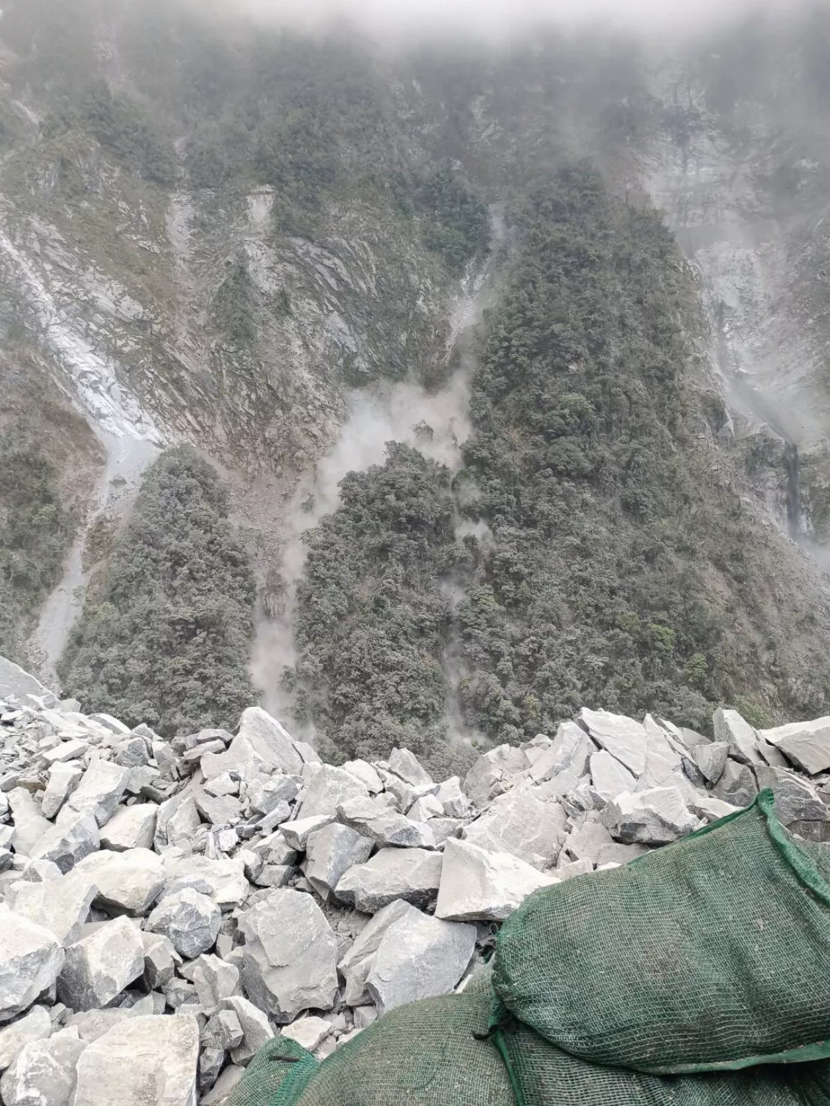 花蓮強震太魯閣山體崩落 冒出大量煙塵
