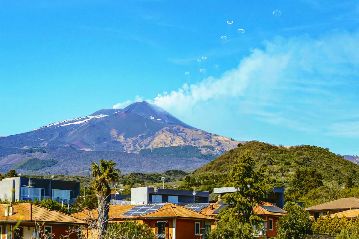 義火山口 頻吐煙圈