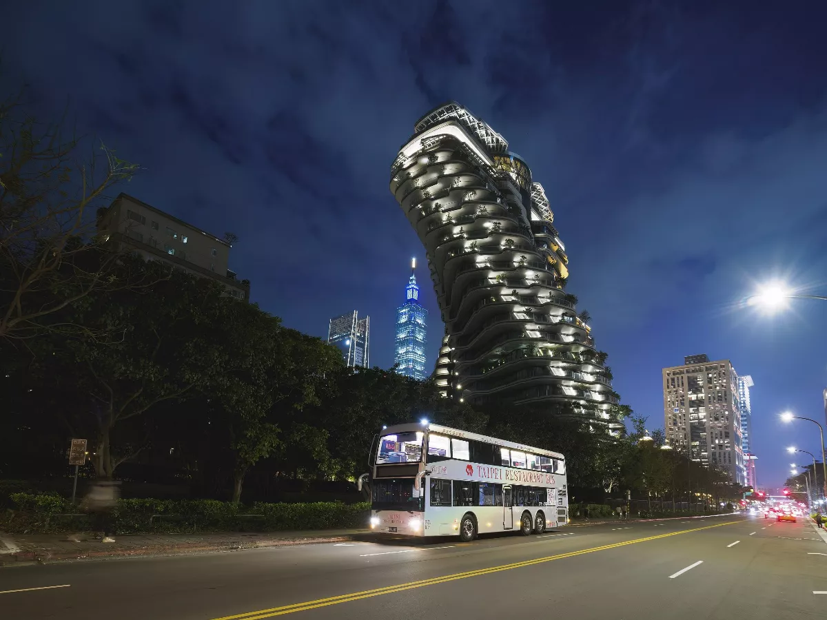 北市全新銀色雙層餐車　「幻彩變色獨角獸」上路