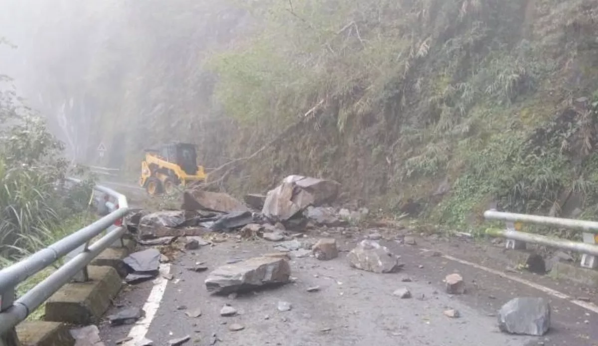 邊坡落石阻路　桃源區台20線南橫梅山口封閉