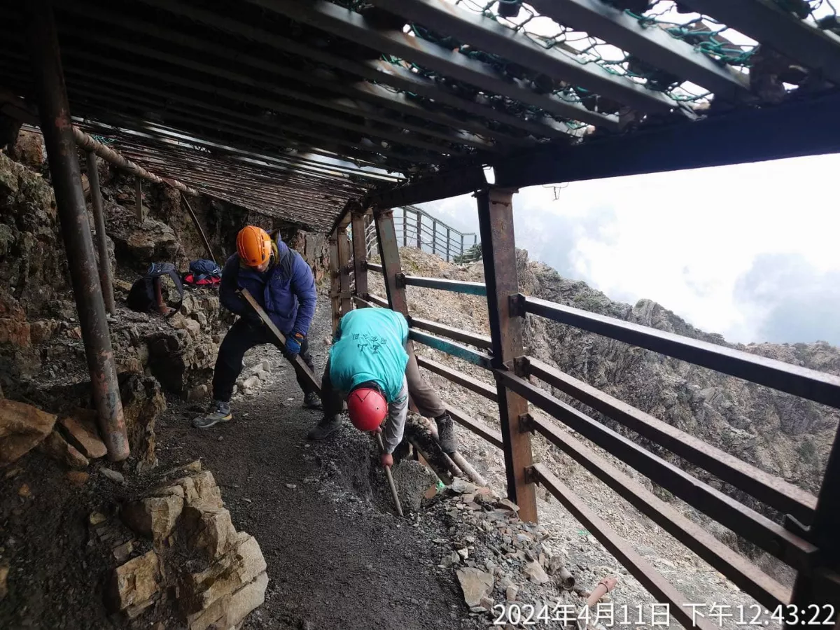 花蓮地震玉山主峰步道受損 玉管處派人修復