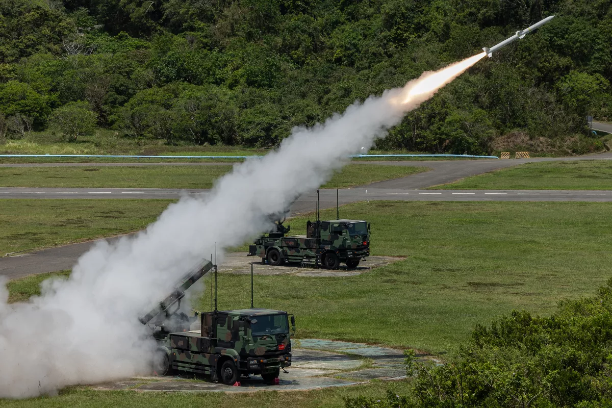 劍二防空飛彈首次實彈射擊 命中靶機展現攔截性能
