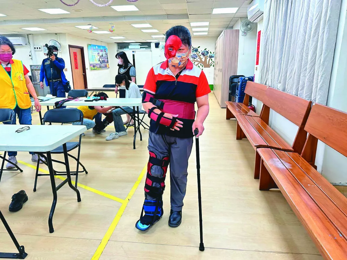 鐵枴體驗  感受中風失能不便
